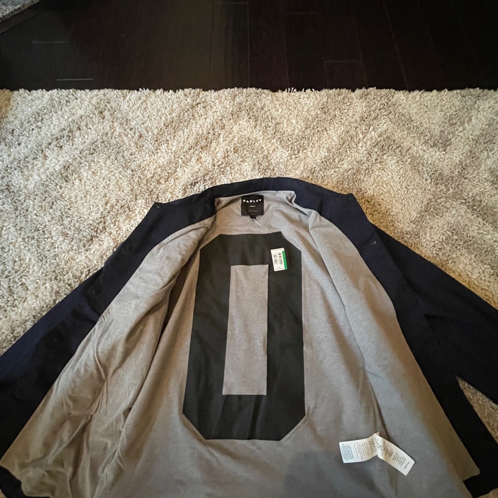 Brand new jacket from Oakley. Never worn.
